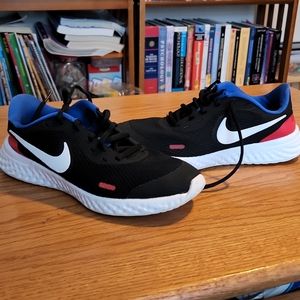Kids Nike sneakers size 4.5 black, red and blue 💙